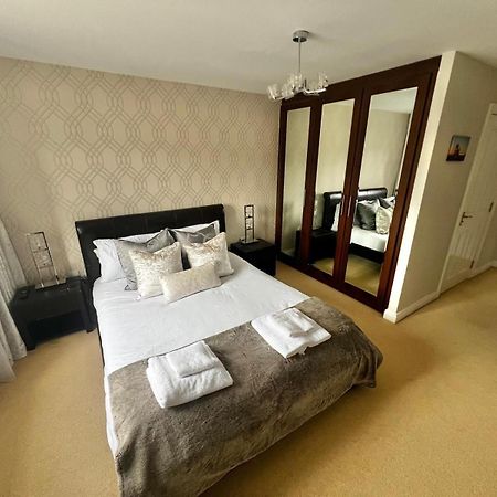 Majestic, Modern & Spacious Harbour-View Apartment With Parking Whitby Exterior foto
