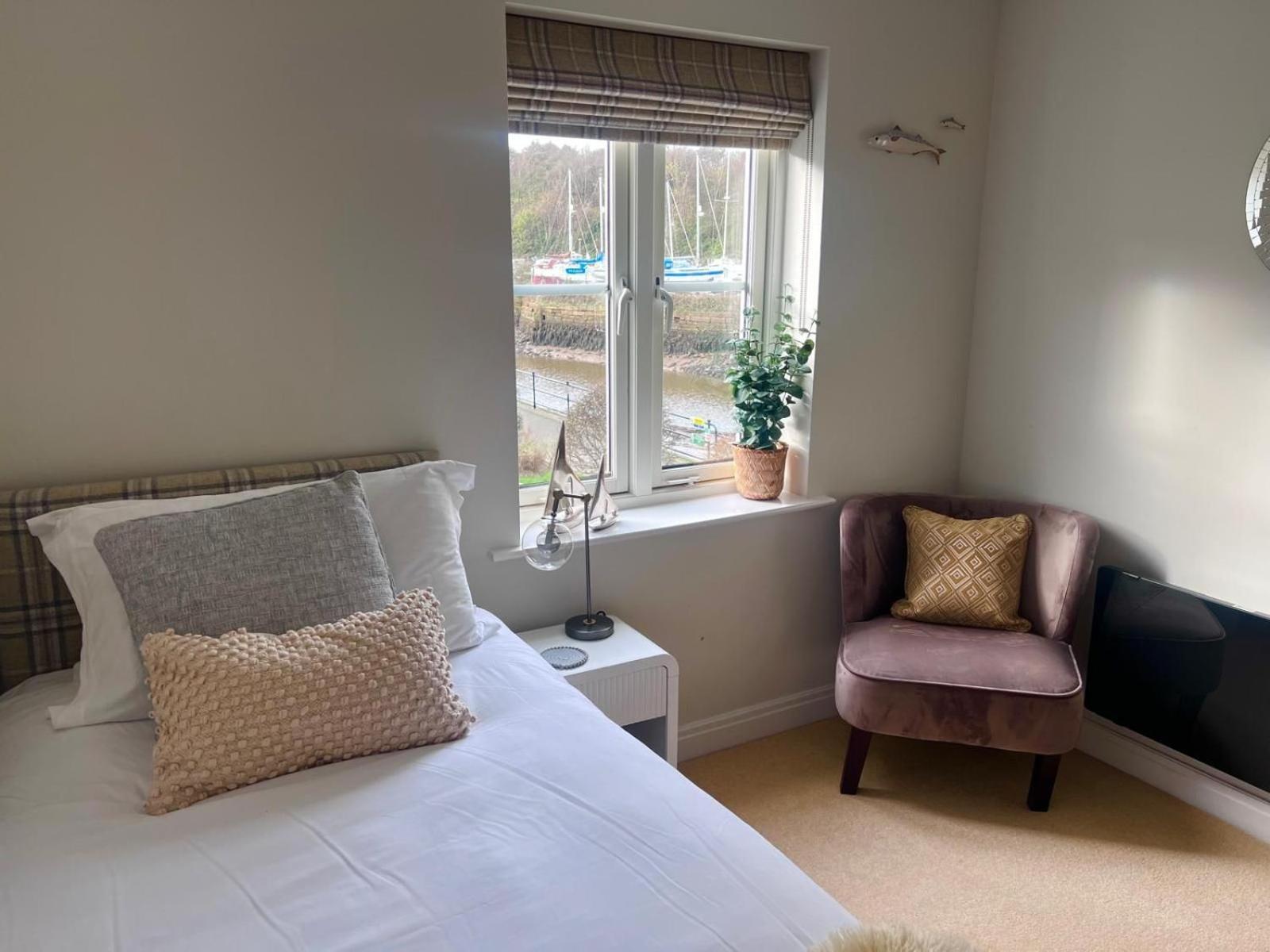 Majestic, Modern & Spacious Harbour-View Apartment With Parking Whitby Exterior foto
