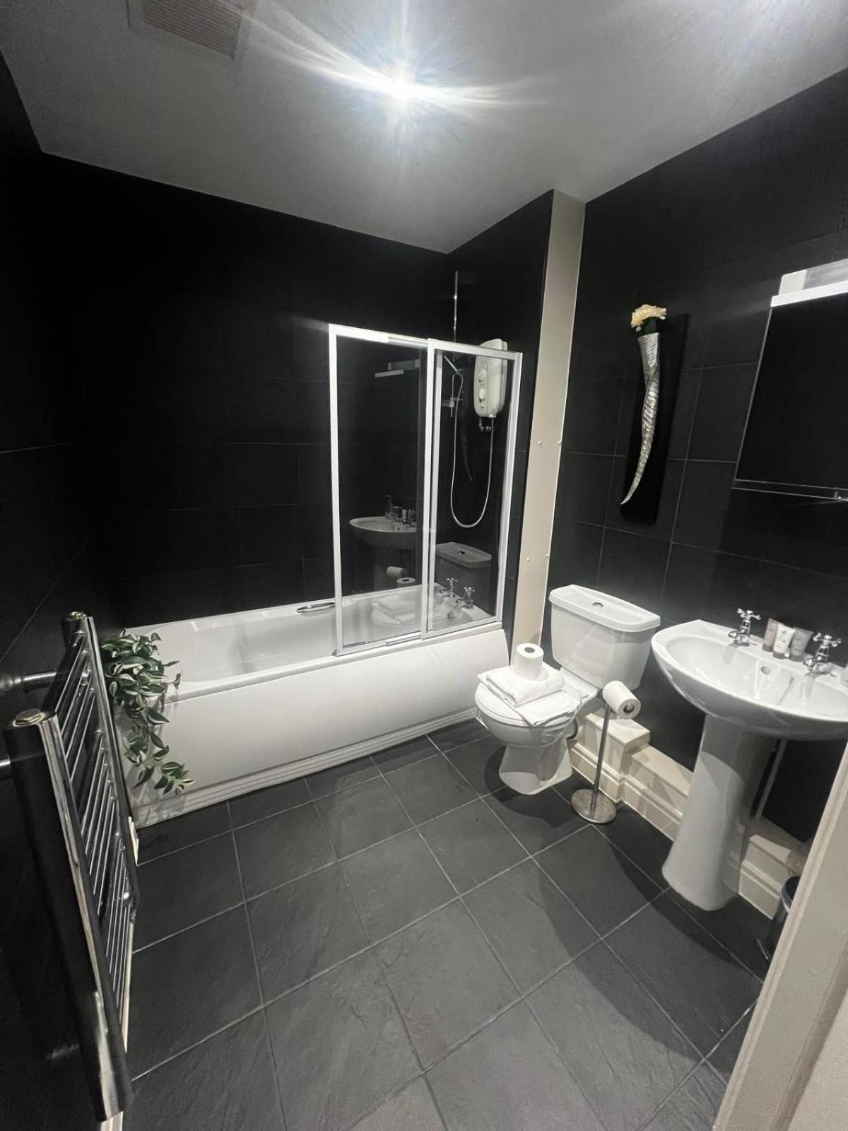 Majestic, Modern & Spacious Harbour-View Apartment With Parking Whitby Exterior foto