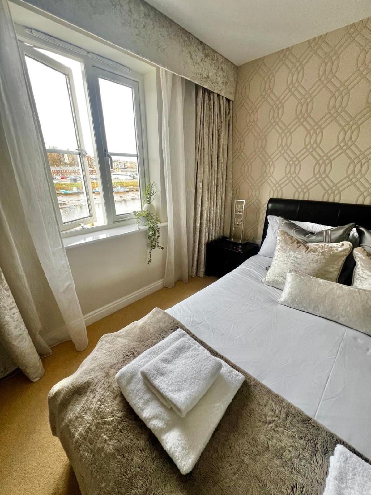 Majestic, Modern & Spacious Harbour-View Apartment With Parking Whitby Exterior foto